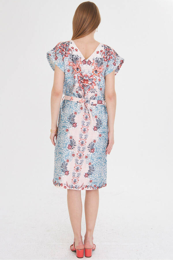 Женское платье бирюзового цвета с V-образным вырезом спереди и сзади, с поясом и узором - 4