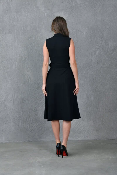 Женское платье-футляр с запахом, поясом и деталями. Платье миди черного цвета с расклешенным кроем. 012 - 3