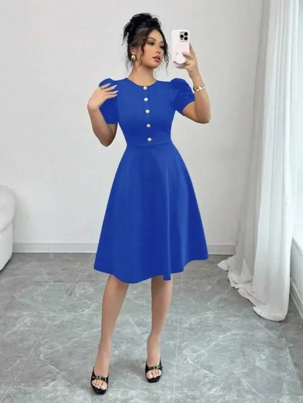 Женское платье из импортного крепа с короткими рукавами, круглым вырезом и пуговицами спереди - 3