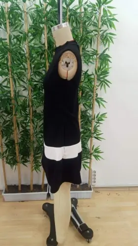 Женское платье из импортной крепи без рукавов с полувысоким воротником и деталями в полоску - 7