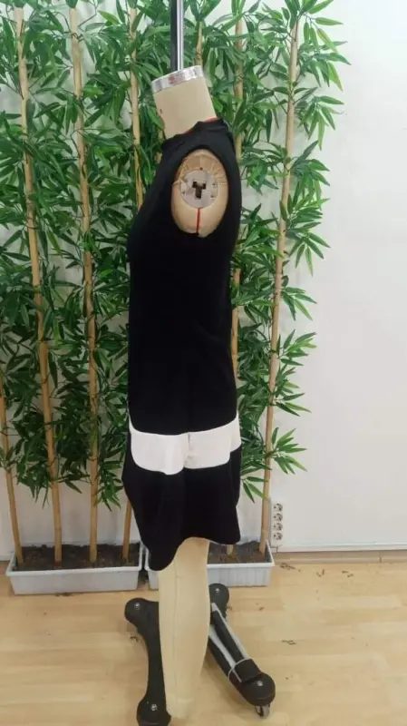 Женское платье из импортной крепи без рукавов с полувысоким воротником и деталями в полоску - 7