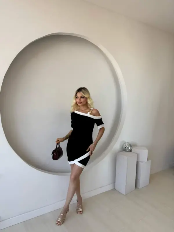 Женское платье из модала с асимметричным вырезом, декоративной лентой и аксессуарами, с коротким рукавом - 3