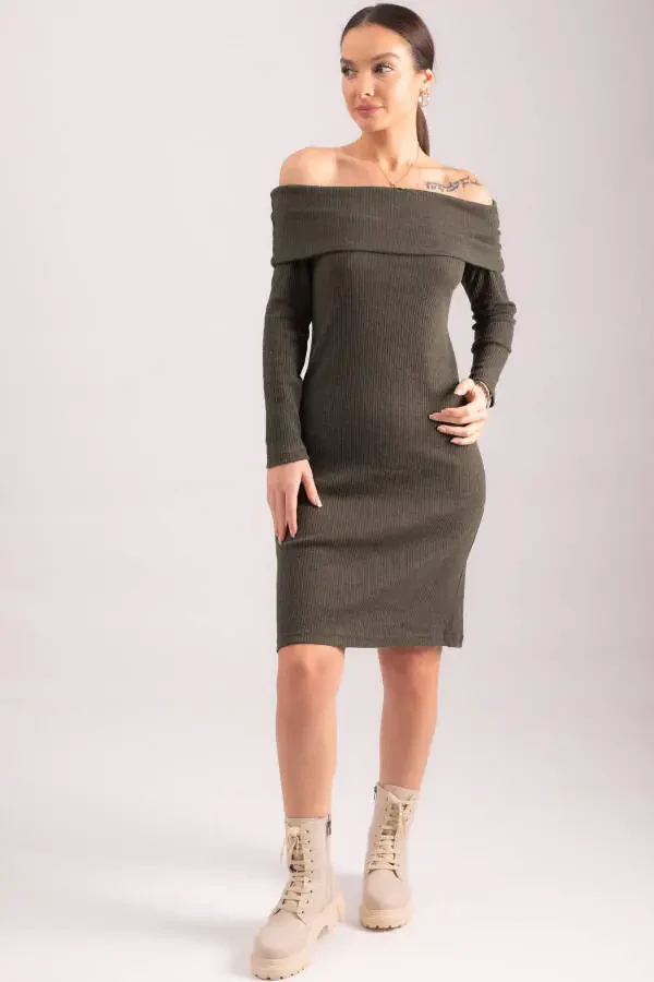 Женское платье-корсет из рубчатой ткани с воротником Мадонна цвета хаки, приталенное ARM-24K001070 - 1