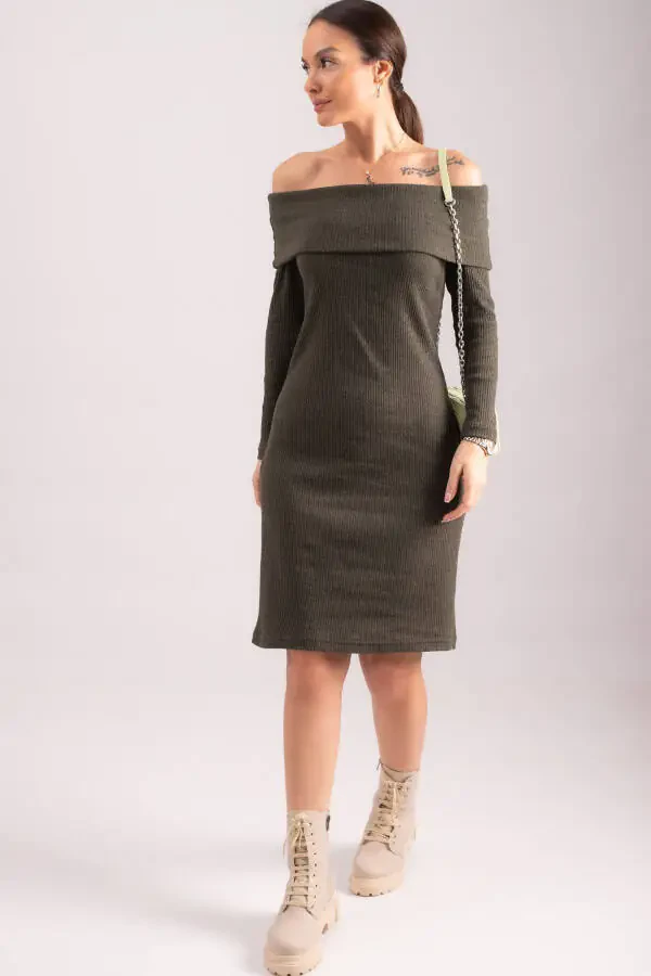 Женское платье-корсет из рубчатой ткани с воротником Мадонна цвета хаки, приталенное ARM-24K001070 - 2