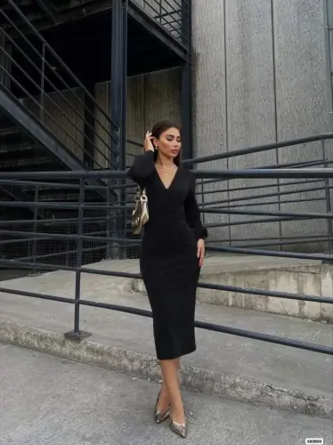 Женское платье макси из крепа с люрексом, длинными рукавами, запахом, сборками и рукавами-буфами. - 4