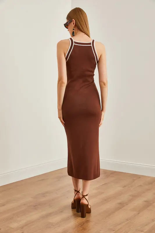 Женское платье макси трикотажное с воротником-хомутом цвета горького кофе ELB-19002070-горький кофе - 5