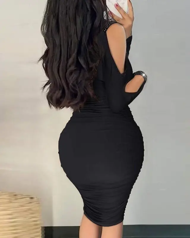 Женское платье миди из песчаной ткани с открытыми плечами, длинными рукавами, отделкой из камней и вырезом «качели» - 3