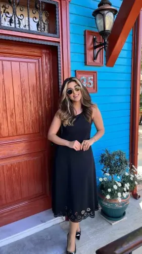 Женское платье миди из жатого крепа без рукавов с лазерной резкой и цветочным узором по низу - 5