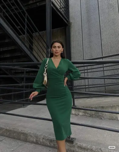 Женское платье миди с запахом, рукавами-буфами из крепа с люрексом - 3