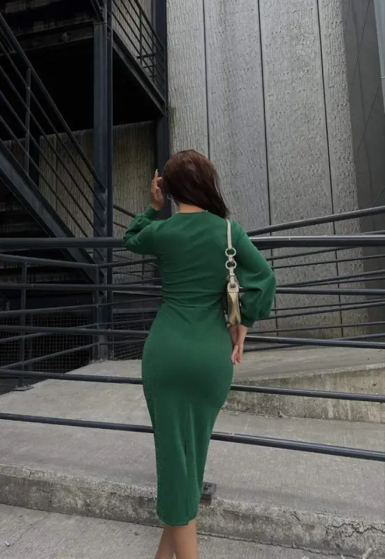 Женское платье миди с запахом, рукавами-буфами из крепа с люрексом - 4