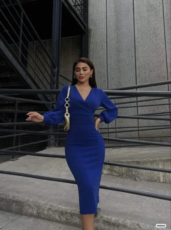 Женское платье миди с запахом, рукавами-фонариками и блестящей креповой тканью. - 2