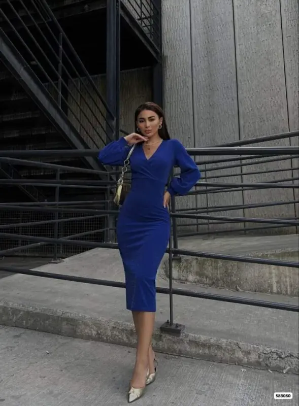 Женское платье миди с запахом, рукавами-фонариками и блестящей креповой тканью. - 3