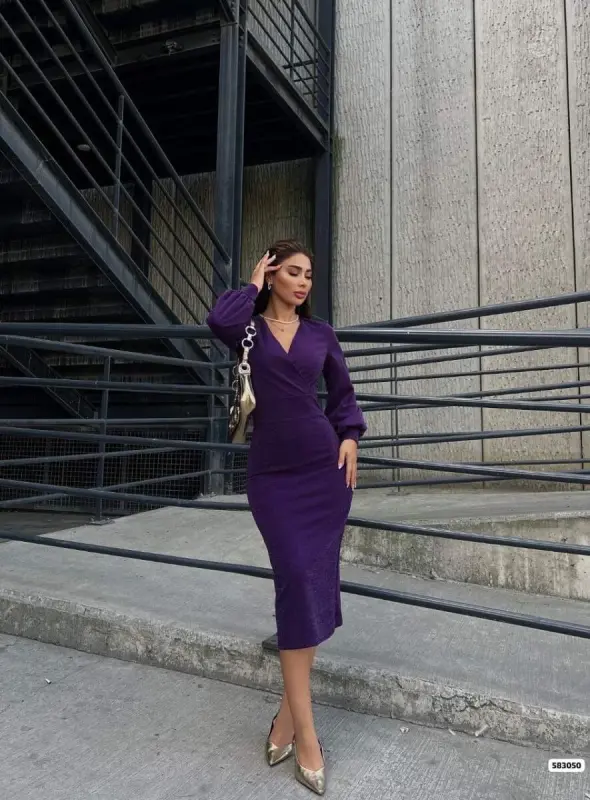 Женское платье миди с запахом, рукавами-фонариками, из крепа с люрексом. - 3