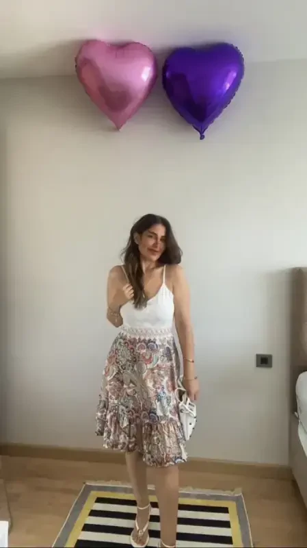 Женское платье мини на бретелях с V-образным вырезом, кружевным верхом и низом из супрема - 1