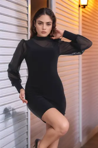 Женское платье-мини с круглым вырезом, прозрачной деталью, акционным товаром и песочной тканью - 3