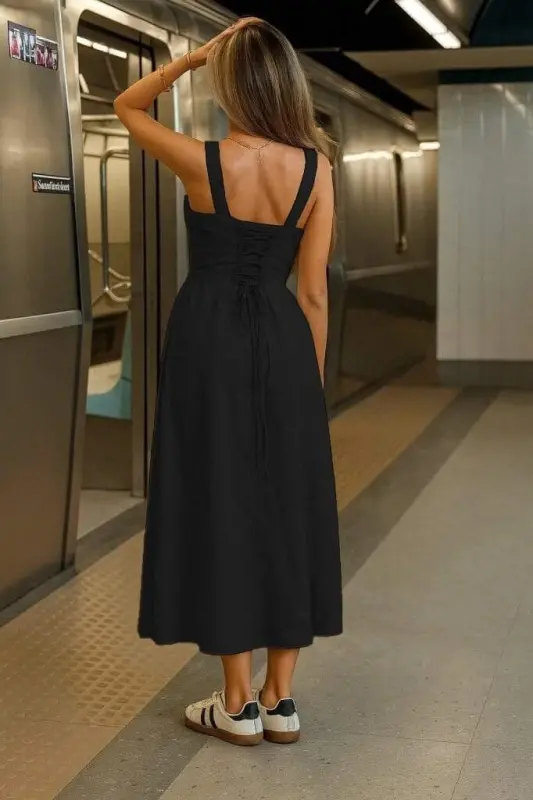 Женское платье на бретелях с широким V-образным вырезом, открытой спиной на завязках и разрезом из ткани супрем. - 2