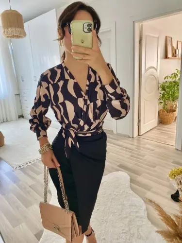 Женское платье с длинными рукавами, запахом, цифровым принтом, деталью с бантом, из атласной ткани. - 12