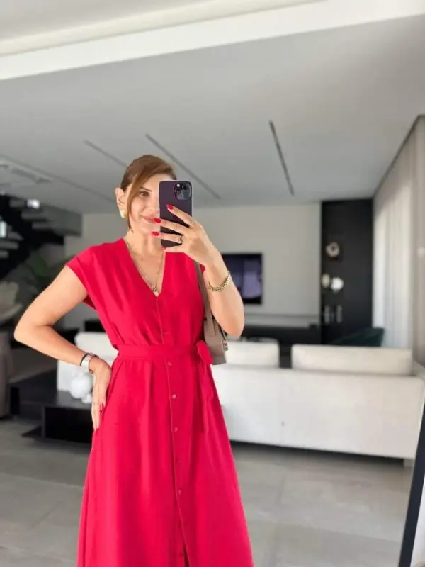 Женское платье с V-образным вырезом, деталями на пуговицах и поясом в комплекте. - 6