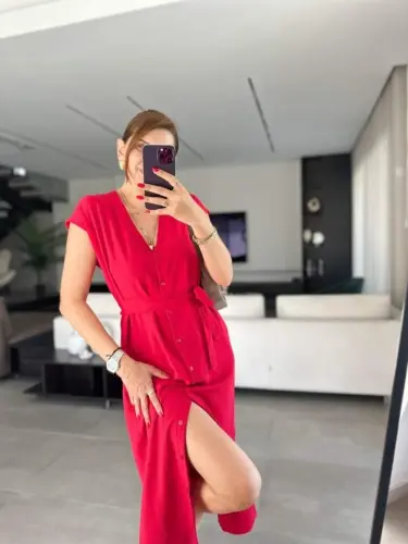 Женское платье с V-образным вырезом, деталями на пуговицах и поясом в комплекте. - 7