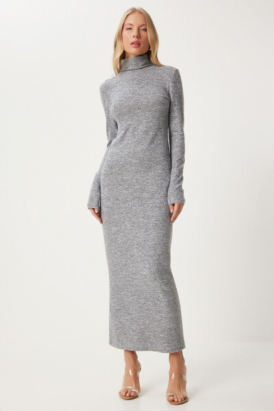 Женское серое платье с декольте и вырезом 