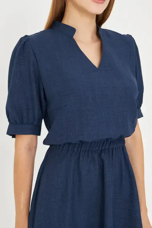 Женское темно-синее платье с V-образным вырезом, эластичной талией, короткими рукавами и расклешенной юбкой ARM-25Y001001-Koyu Lacivert - 2