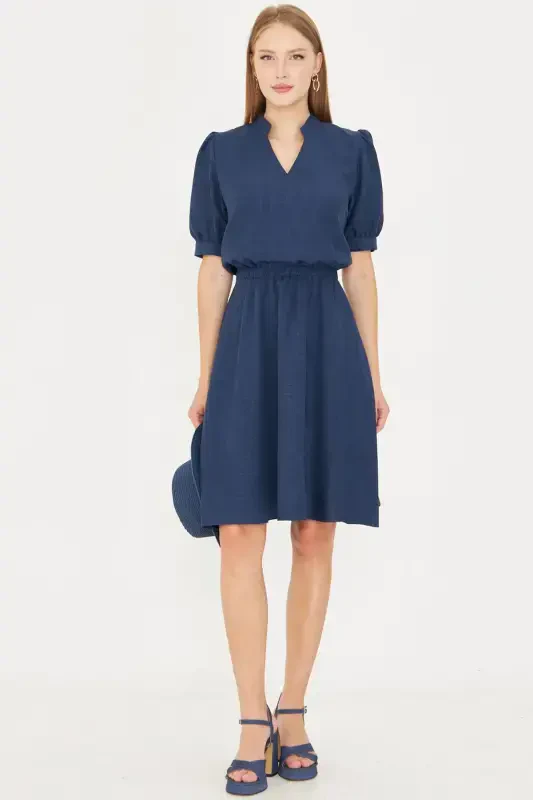 Женское темно-синее платье с V-образным вырезом, эластичной талией, короткими рукавами и расклешенной юбкой ARM-25Y001001-Koyu Lacivert - 3