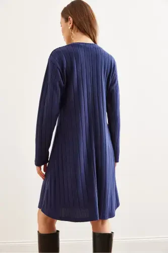 Женское темно-синее вельветовое мини-платье с V-образным вырезом - 6