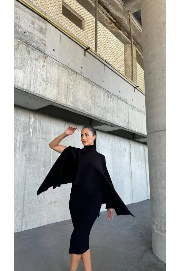 Женское трикотажное платье-пончо с высоким воротом - 1