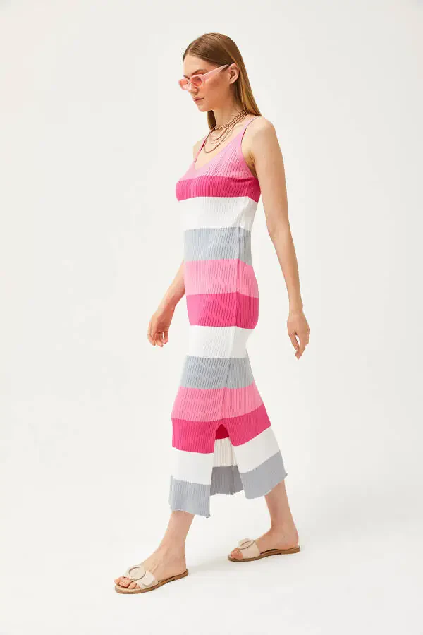 Женское трикотажное платье с бретельками в полоску с боковыми разрезами цвета конфетного розового ELB-19002069 - 5