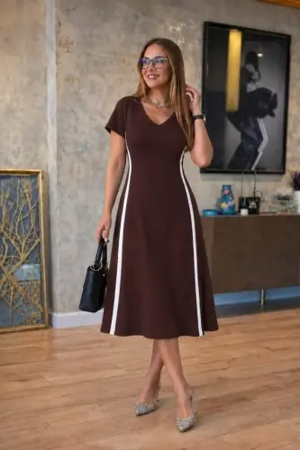 Женское вискозное миди-платье из двухниточного трикотажа с короткими рукавами, V-образным вырезом и полосками по бокам - 3