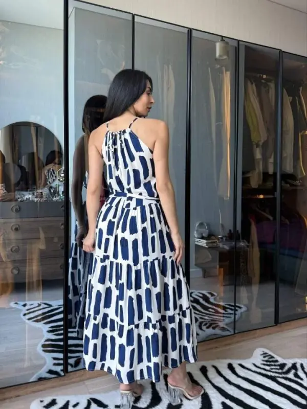 Женское вискозное платье на тонких бретелях с вырезом халтер, карманами, средней длины. - 4