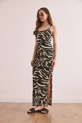 Женское зеленое вязаное платье-макси на бретелях с разрезом сбоку. - 3