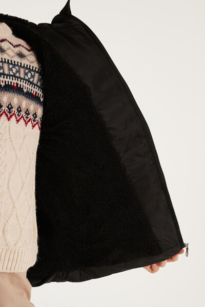 Зимняя куртка с капюшоном, карманами и плюшевой подкладкой 5761911 - 20