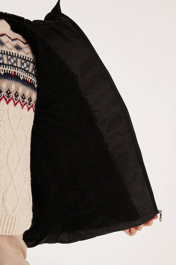 Зимняя куртка с капюшоном, карманами и плюшевой подкладкой 5761911 - 20