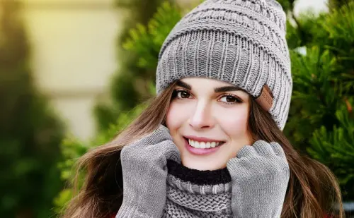 Зимняя шапка с флисовой подкладкой, шарф-манишка и комплект перчаток для женщин, вязаная шапка, зимние перчатки и шарфы для холодной погоды. - 2