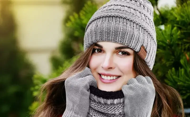 Зимняя шапка с флисовой подкладкой, шарф-манишка и комплект перчаток для женщин, вязаная шапка, зимние перчатки и шарфы для холодной погоды. - 2