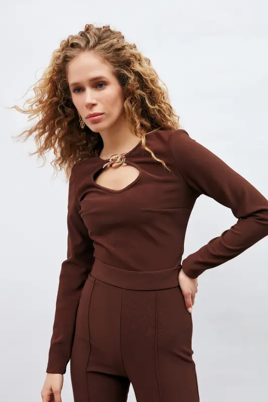 Zincir Detaylı Bluz - Kahve - KAHVE - 5