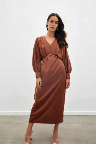 Zincir Kemerli Saten Elbise - KAHVE-KAHVE - 3