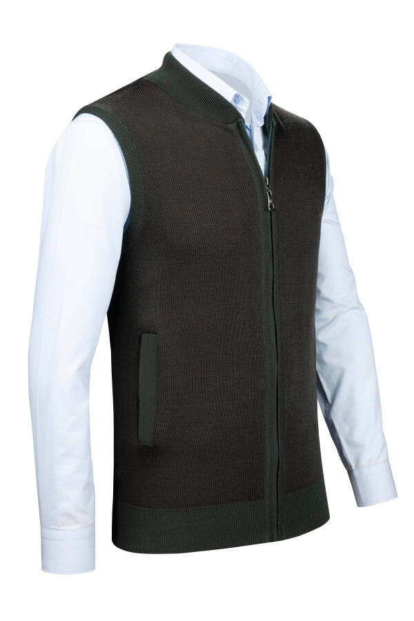 Zippered pocket, steel knit vest. - 2