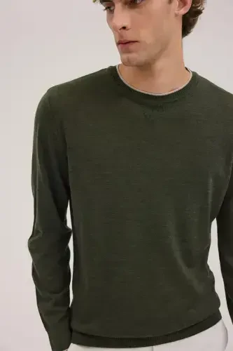 Zumrad yashil Slim Fit velosiped yoqali V tukli jun trikotaj kozok - 3