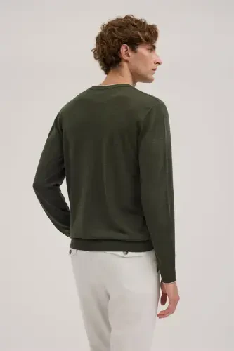 Zumrad yashil Slim Fit velosiped yoqali V tukli jun trikotaj kozok - 4